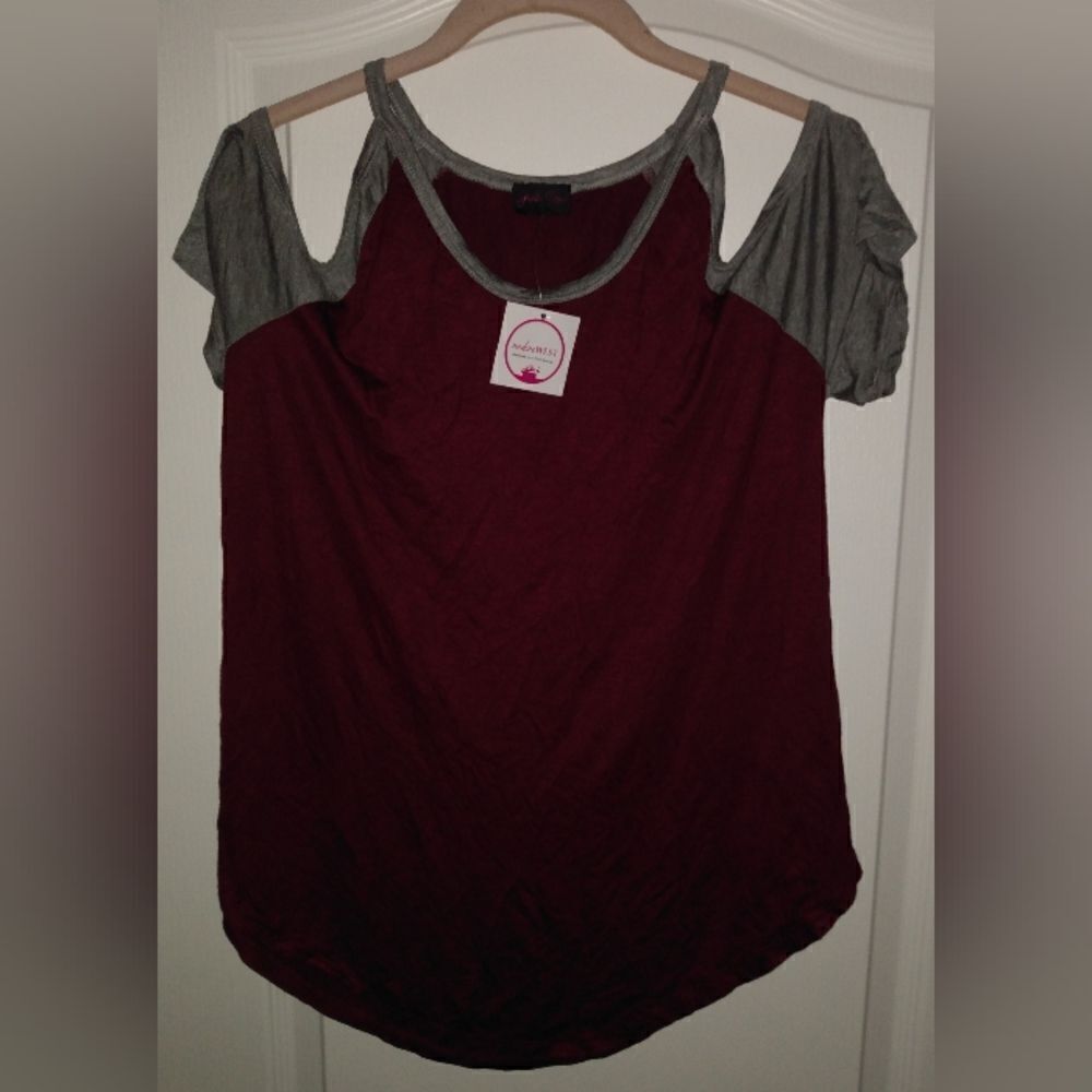 NWT Sheila Rose Cold Shoulder Top size large